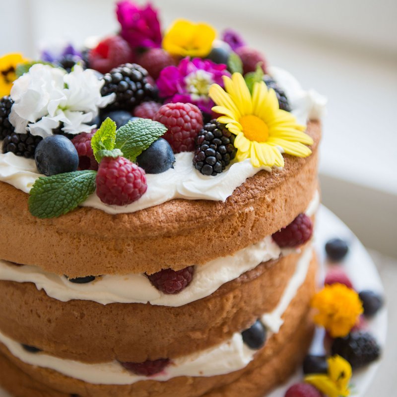 Festliche Schichttorte Mit Essbaren Blumen